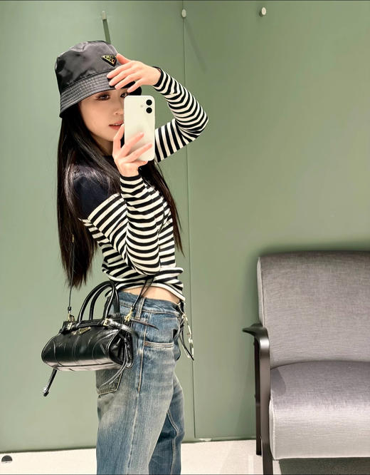 普拉达 2026早春最新款 藏蓝色条纹针织开衫(KX*MM) 商品图4