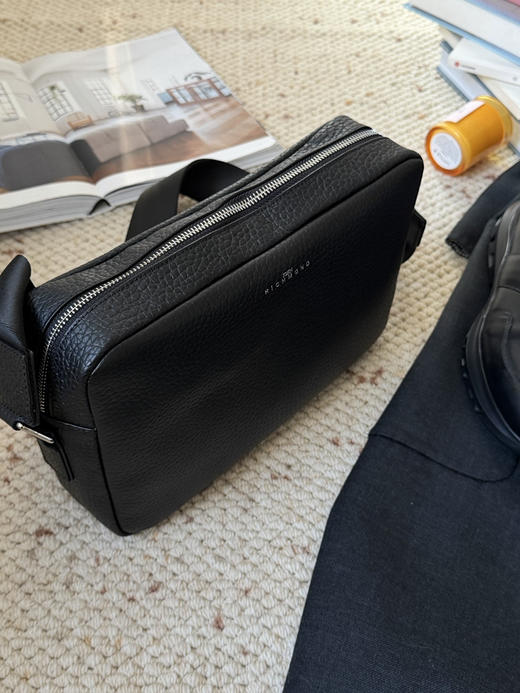 125-1圆正小众 JR潮牌 25新货 代工厂清库 男士邮差包 荔枝纹牛皮 复古斜挎包 商品图2