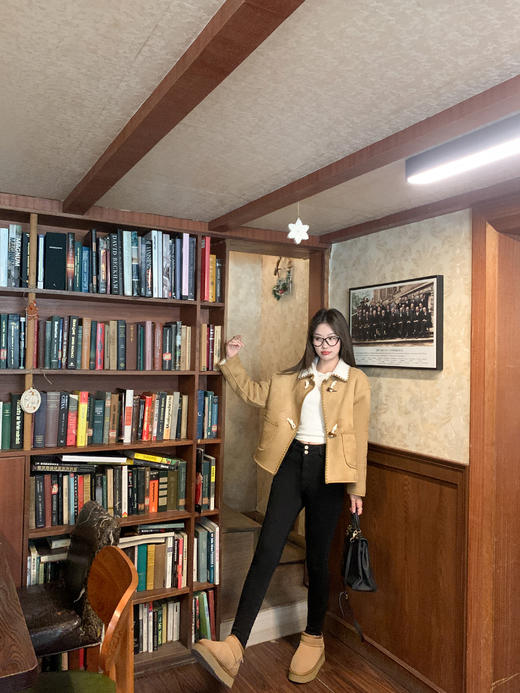 <曾小咸推荐>现货秒杀 ！微信超特价！翻领撞色边皮毛一体牛角扣外套 日常269.99 立减140 秒杀129.99！！ 商品图11