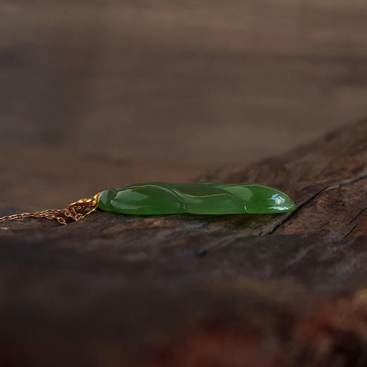 【天然正品】AU750黄金镶天然无黑点菠菜绿金枝玉叶造型和田玉碧玉吊坠项链37.7*18.5*4.4MM（皆取最大值）130126NJS35特价：1580 商品图6