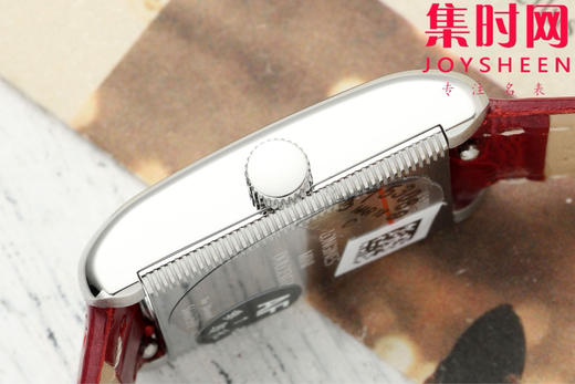 AF浪琴新款迷你黛绰维纳系列 方形女士腕表 优雅问世，开启崭新篇章！
表盘尺寸：21.50毫米x 29.00毫米 商品图6