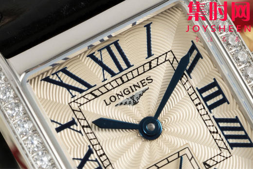 AF浪琴新款迷你黛绰维纳系列 方形女士腕表 优雅问世，开启崭新篇章！
表盘尺寸：21.50毫米x 29.00毫米 商品图3