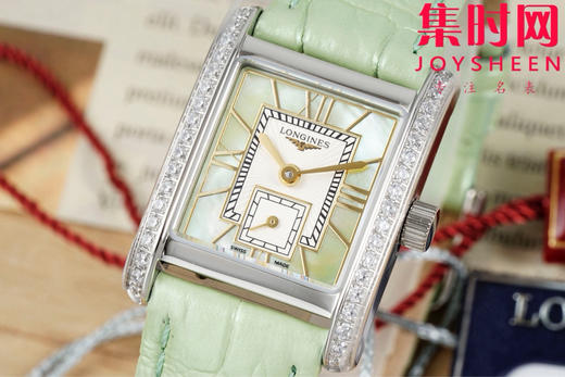 AF浪琴新款迷你黛绰维纳系列 方形女士腕表 优雅问世，开启崭新篇章！
表盘尺寸：21.50毫米x 29.00毫米 商品图2