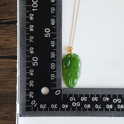 【天然正品】AU750黄金镶天然无黑点菠菜绿金枝玉叶造型和田玉碧玉吊坠项链37.7*18.5*4.4MM（皆取最大值）130126NJS35特价：1580 商品图2