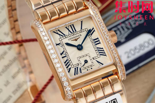 AF浪琴新款迷你黛绰维纳系列 方形女士腕表 优雅问世，开启崭新篇章！
表盘尺寸：21.50毫米x 29.00毫米 商品图1