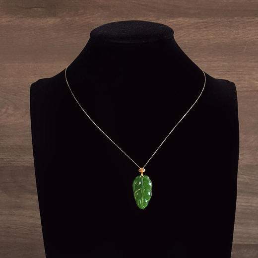 【天然正品】AU750黄金镶天然无黑点菠菜绿金枝玉叶造型和田玉碧玉吊坠项链37.7*18.5*4.4MM（皆取最大值）130126NJS35特价：1580 商品图8