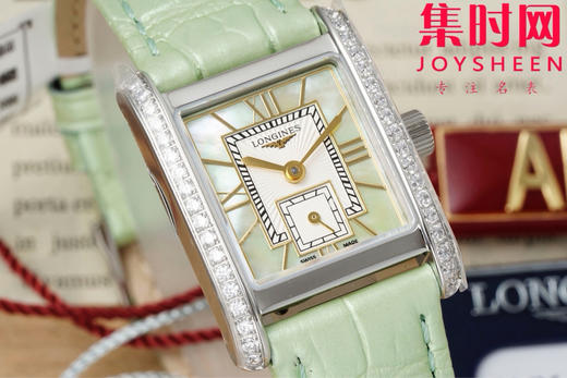 AF浪琴新款迷你黛绰维纳系列 方形女士腕表 优雅问世，开启崭新篇章！
表盘尺寸：21.50毫米x 29.00毫米 商品图1