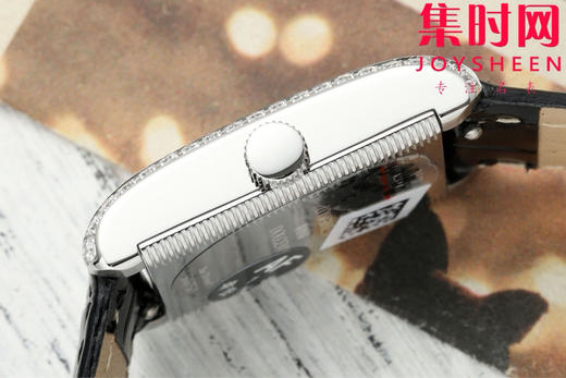 AF浪琴新款迷你黛绰维纳系列 方形女士腕表 优雅问世，开启崭新篇章！
表盘尺寸：21.50毫米x 29.00毫米 商品图6