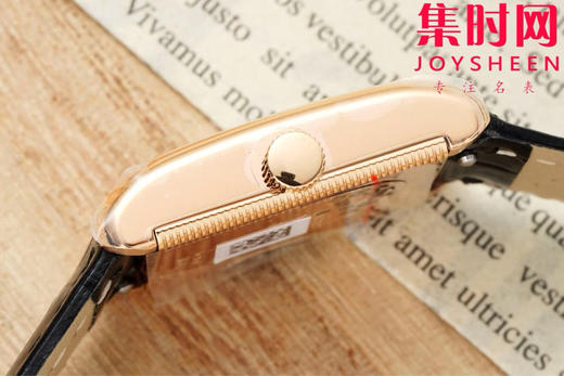 AF浪琴新款迷你黛绰维纳系列 方形女士腕表 优雅问世，开启崭新篇章！
表盘尺寸：21.50毫米x 29.00毫米 商品图6