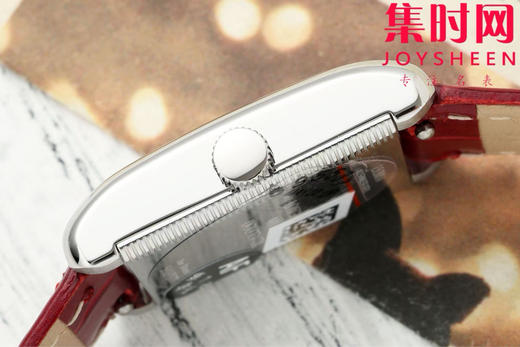 AF浪琴新款迷你黛绰维纳系列 方形女士腕表 优雅问世，开启崭新篇章！
表盘尺寸：21.50毫米x 29.00毫米 商品图6