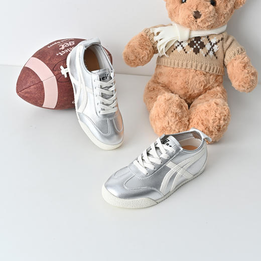 经典鲨2026年春季专柜新款牛皮革银色系带平底休闲德训鞋女KW182-617021 商品图3