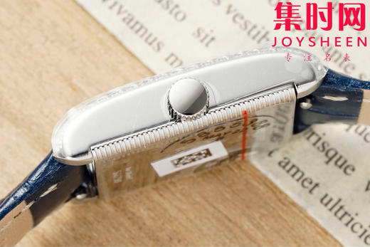 AF浪琴新款迷你黛绰维纳系列 方形女士腕表 优雅问世，开启崭新篇章！
表盘尺寸：21.50毫米x 29.00毫米 商品图6