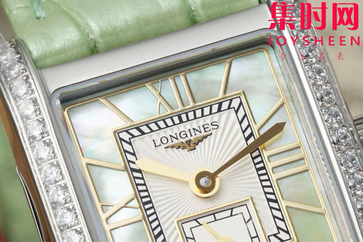 AF浪琴新款迷你黛绰维纳系列 方形女士腕表 优雅问世，开启崭新篇章！
表盘尺寸：21.50毫米x 29.00毫米 商品图4