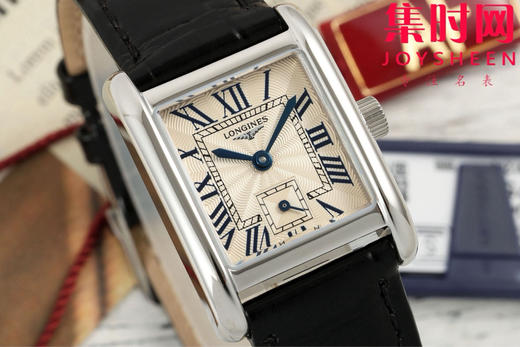 AF浪琴新款迷你黛绰维纳系列 方形女士腕表 优雅问世，开启崭新篇章！
表盘尺寸：21.50毫米x 29.00毫米 商品图1