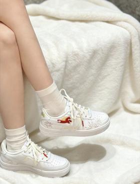 本命年和情侣必冲‼️【Nike Air Force 1 马年限定低帮板鞋】经典空军一号+国风天马刺绣