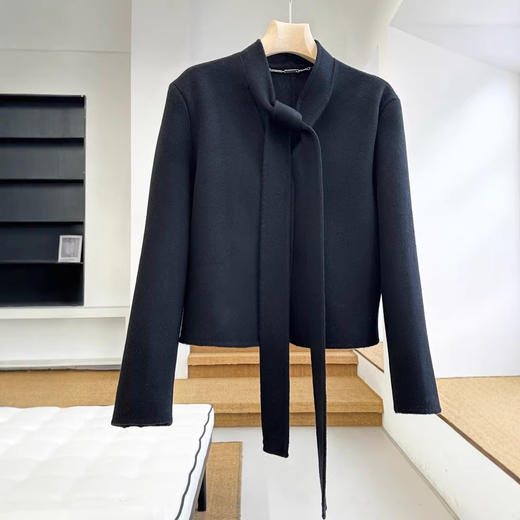 【来点不一样的】低调奢华有质感！柜1500+！2026绵羊毛V领飘带领直身H型双面呢短外套女款！ 商品图0