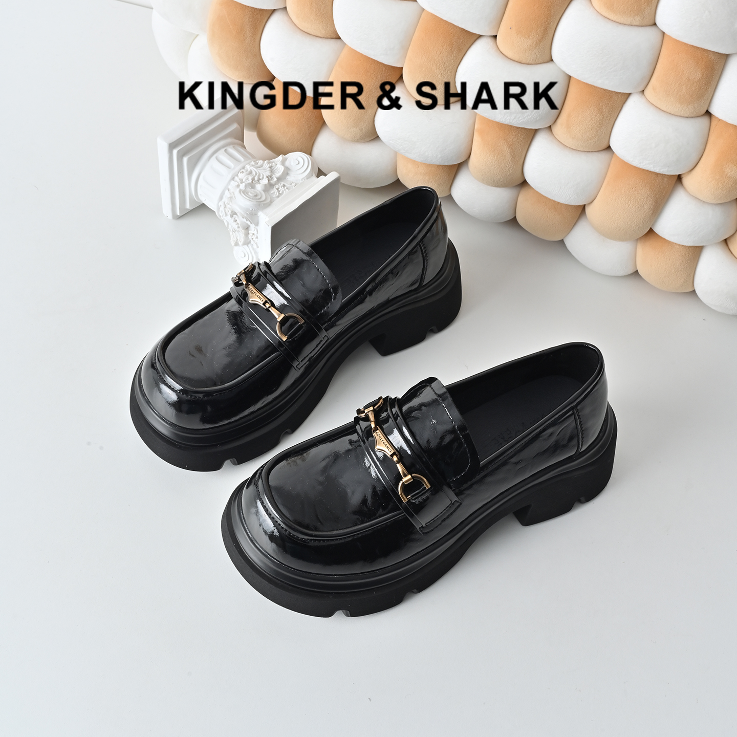 经典鲨2026年春专柜新品百搭黑色一脚蹬中粗跟通勤乐福鞋女KW323-617021