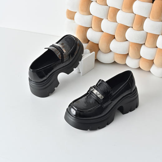 经典鲨2026年春专柜新品黑色圆头一脚蹬中粗跟轻便乐福鞋女KW323-617011 商品图3