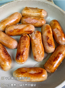 【黑猪肉爆汁烤肠】配料表非常干净，肉质紧实，调味不重，咸香微甜