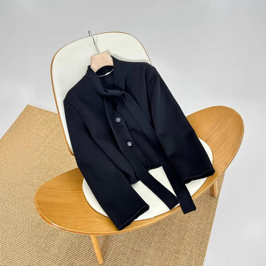 【来点不一样的】低调奢华有质感！柜1500+！2026绵羊毛V领飘带领直身H型双面呢短外套女款！ 商品图2