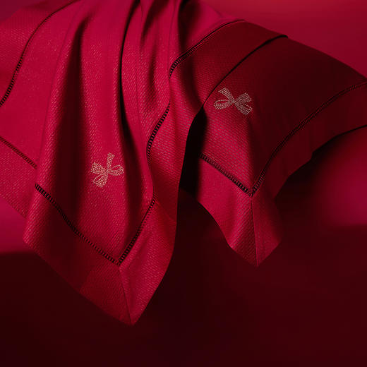 多喜爱 喜玫瑰 80S厚织提花八件套 欢愉于心【B面60S新绒棉】【拉杆箱包装】【蝴蝶结刺绣】【双层拼框工艺】【镂空花边】手感细腻 织物柔软 商品图7