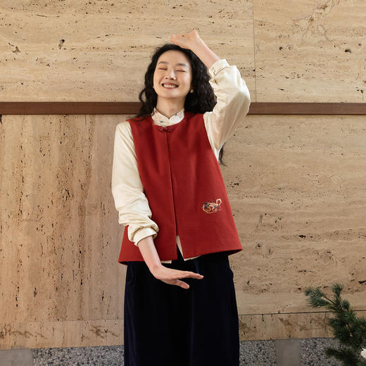 牧衣游原创 32支手工刺绣纯棉马夹红色氛围感百搭中式开衫 春风萃 商品图0