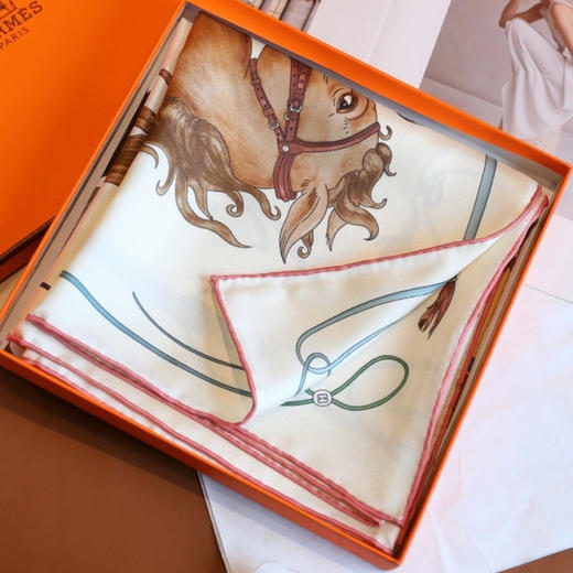 Hermes“纵意驰骋”双面印花真丝方巾。 米色。红色   自己备注颜色 商品图10