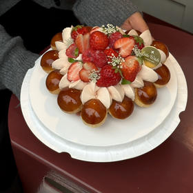 LITTLE WITCH香草芭乐草莓开心果圣多诺黑 内馅 开心果杏仁奶油 莓果甘纳许 新鲜草莓与手工草莓酱 香草卡士达酱 特调芭乐奶油 6英寸