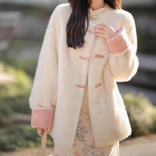 （3-7天发货）新年战服【ORIGNAL&CO 新中式藕粉色提花拼接欧貂绒皮草外套】 商品图2
