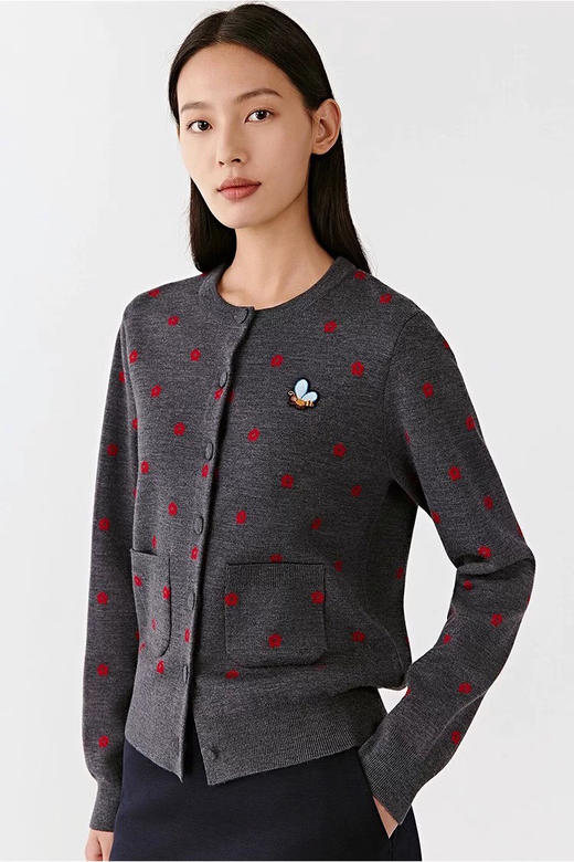 【秒杀价已调 直接拍】小禾 新年复古 针织 双面提花 小蜜蜂刺绣 双口袋 开衫 商品图6