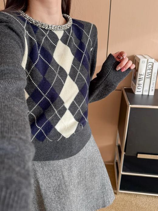 一店k （超重工！进口水晶装饰！100%绵羊毛！）复古英伦风！可柔可飒 一衣N穿！郑秀妍同款 26ss早春新款菱格纹圆领套头毛衫 商品图6