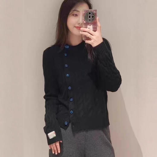 【来点不一样的】柜2900+！2026圆领撞色纽扣装饰绞花针织衫毛衣开衫女士通勤外套 商品图3