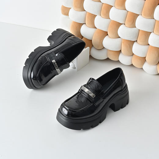 经典鲨2026年春专柜新品黑色圆头一脚蹬中粗跟轻便乐福鞋女KW323-617011 商品图5