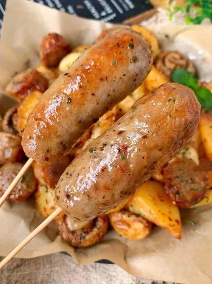 【黑猪肉爆汁烤肠】配料表非常干净，肉质紧实，调味不重，咸香微甜 商品图2