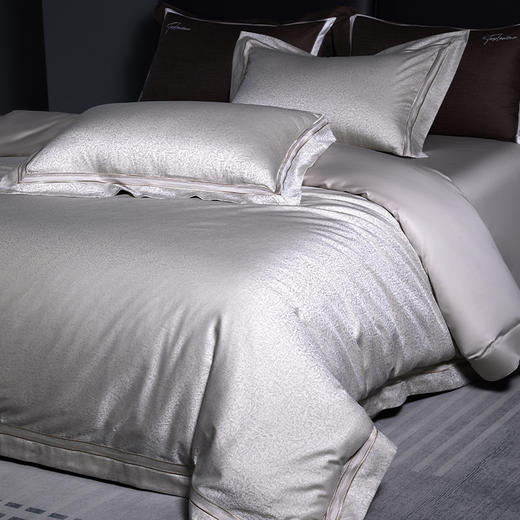 多喜爱 经典系列厚织提花新绒棉 宫玺典藏系列A面60S厚织提花B面50S天丝棉【刺绣】【拼接工艺】【礼盒包装】 商品图8