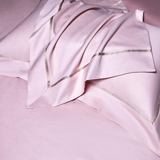 多喜爱 经典系列厚织提花新绒棉 宫玺典藏系列A面60S厚织提花B面50S天丝棉【刺绣】【拼接工艺】【礼盒包装】 商品图12