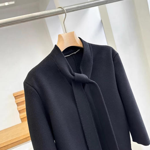 【来点不一样的】低调奢华有质感！柜1500+！2026绵羊毛V领飘带领直身H型双面呢短外套女款！ 商品图1