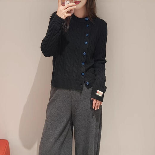 【来点不一样的】柜2900+！2026圆领撞色纽扣装饰绞花针织衫毛衣开衫女士通勤外套 商品图4