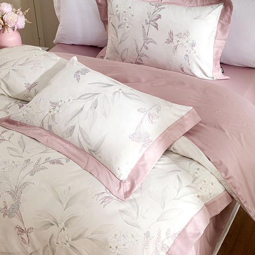 多喜爱 60S全棉缎纹四件套 雾屿/蔓时/疏影花信【三方拼框+花边】【芬纳诺抗菌】【礼盒包装】 透气舒爽 柔软亲肤 光泽细腻 商品图5