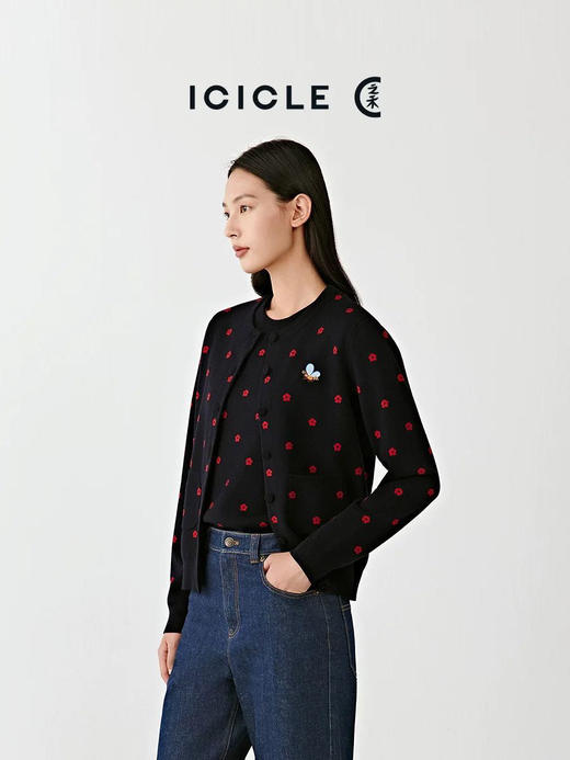 【秒杀价已调 直接拍】小禾 新年复古 针织 双面提花 小蜜蜂刺绣 双口袋 开衫 商品图5