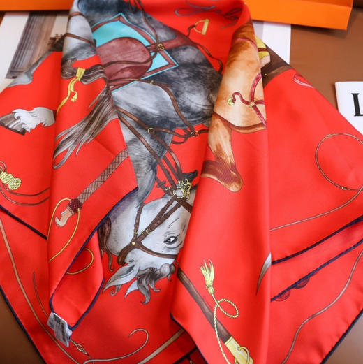 Hermes“纵意驰骋”双面印花真丝方巾。 米色。红色   自己备注颜色 商品图5