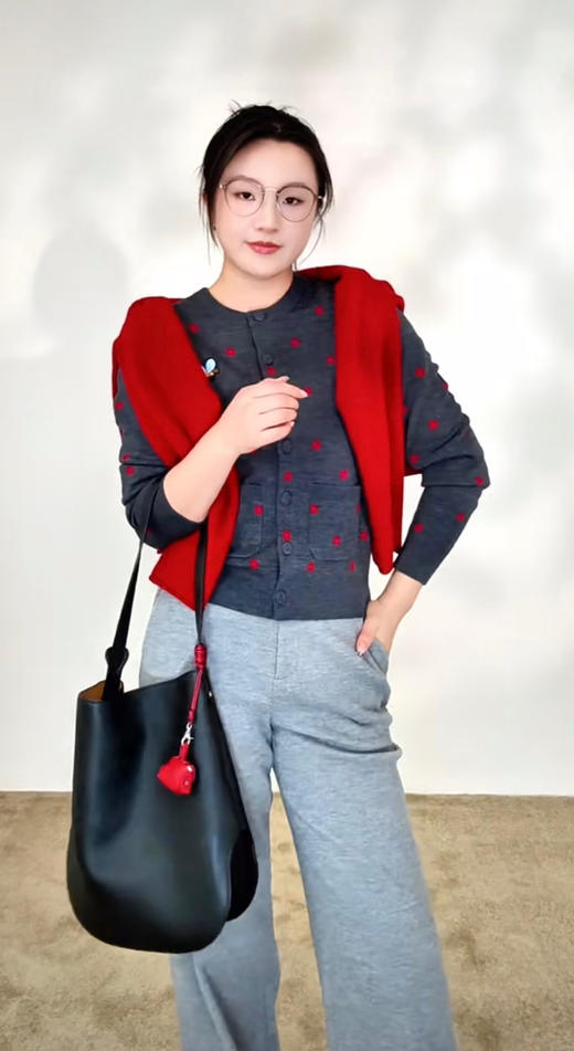 【秒杀价已调 直接拍】小禾 新年复古 针织 双面提花 小蜜蜂刺绣 双口袋 开衫 商品图11