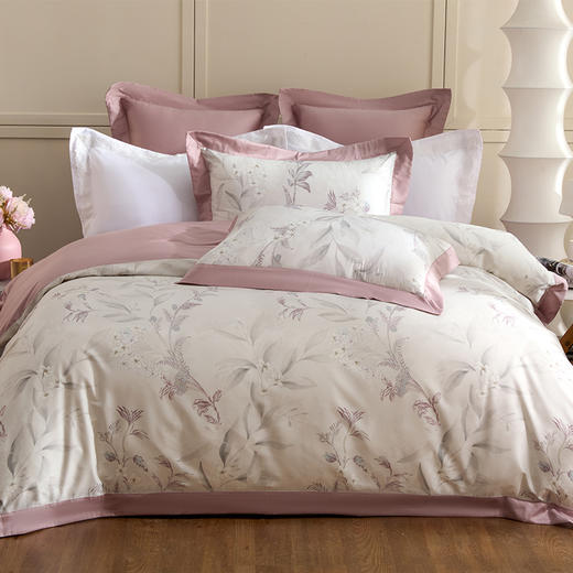 多喜爱 60S全棉缎纹四件套 雾屿/蔓时/疏影花信【三方拼框+花边】【芬纳诺抗菌】【礼盒包装】 透气舒爽 柔软亲肤 光泽细腻 商品图4