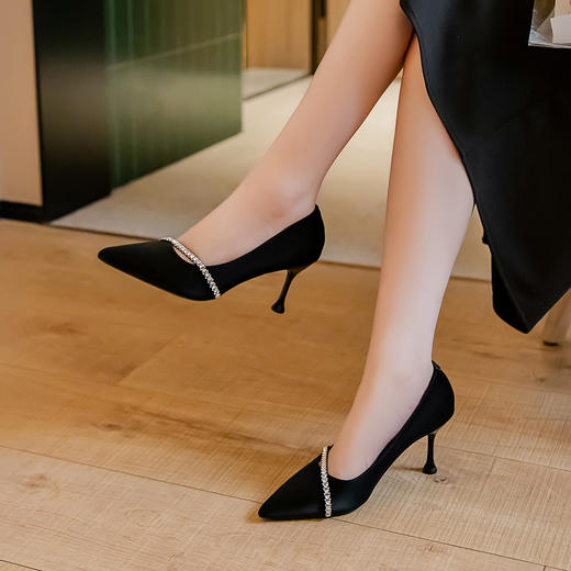 经典鲨2026年春季专柜新品气质尖头水钻一脚蹬6cm细高跟鞋女KW87-617011 商品图4