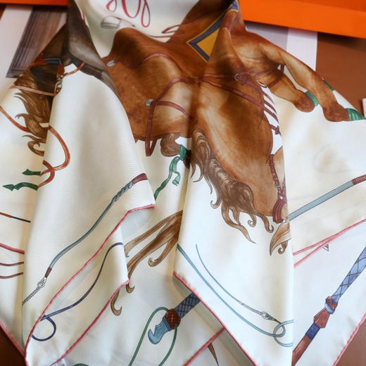 Hermes“纵意驰骋”双面印花真丝方巾。 米色。红色   自己备注颜色 商品图11