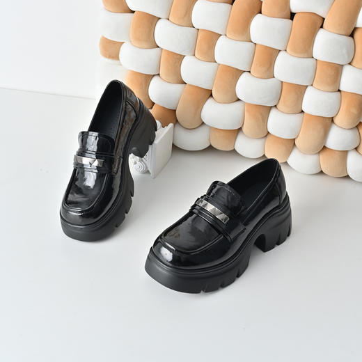 经典鲨2026年春专柜新品黑色圆头一脚蹬中粗跟轻便乐福鞋女KW323-617011 商品图4