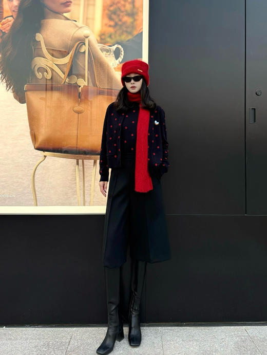 【秒杀价已调 直接拍】小禾 新年复古 针织 双面提花 小蜜蜂刺绣 双口袋 开衫 商品图1