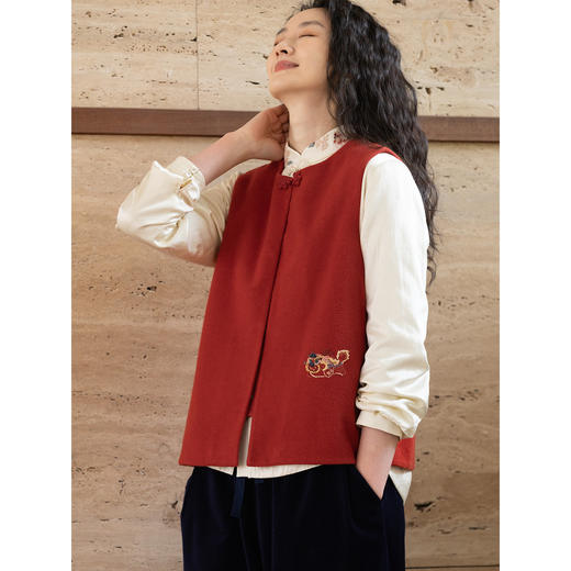 牧衣游原创 32支手工刺绣纯棉马夹红色氛围感百搭中式开衫 春风萃 商品图3