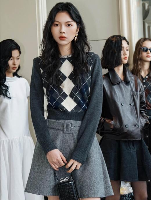 一店k （超重工！进口水晶装饰！100%绵羊毛！）复古英伦风！可柔可飒 一衣N穿！郑秀妍同款 26ss早春新款菱格纹圆领套头毛衫 商品图3