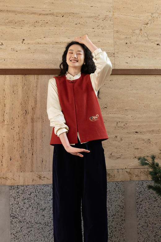 牧衣游原创 32支手工刺绣纯棉马夹红色氛围感百搭中式开衫 春风萃 商品图5